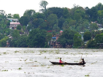 Assam: Brahmaputra River water level rises due to incessant rain | Assam: Brahmaputra River water level rises due to incessant rain