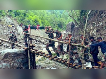 Trishakti Corps of Indian Army continue assistance to tourists stranded due to landslides in North Sikkim | Trishakti Corps of Indian Army continue assistance to tourists stranded due to landslides in North Sikkim