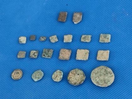 Chhattisgarh: Coins belonging to Magh rulers era recovered at Rewa village excavation site | Chhattisgarh: Coins belonging to Magh rulers era recovered at Rewa village excavation site