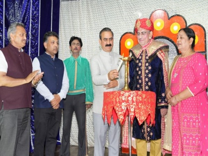 Himachal CM attends magic show of Samrat Shankar in Shimla | Himachal CM attends magic show of Samrat Shankar in Shimla