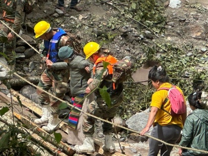 Indian Army continues assistance to tourists stranded due to landslides in North Sikkim, rescues 300 | Indian Army continues assistance to tourists stranded due to landslides in North Sikkim, rescues 300