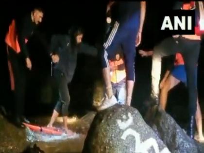 Himachal: Police rescue 26 stranded tourists from Kakeri Lake in Kangra | Himachal: Police rescue 26 stranded tourists from Kakeri Lake in Kangra