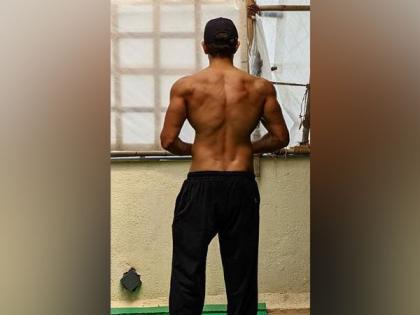 Monday Motivation: Hrithik Roshan sheds major fitness goals as he flaunts his ripped back in new shirtless pic | Monday Motivation: Hrithik Roshan sheds major fitness goals as he flaunts his ripped back in new shirtless pic