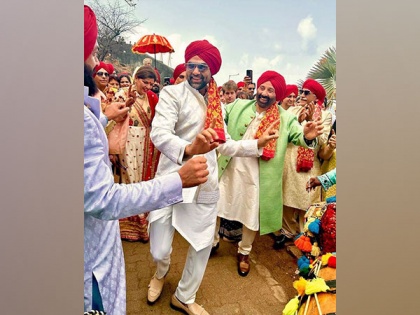 Abhay Deol shares picture with Sunny, Bobby from Karan Deol's wedding, calls it "favorite moment" | Abhay Deol shares picture with Sunny, Bobby from Karan Deol's wedding, calls it "favorite moment"