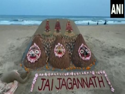 Odisha Rath Yatra: Sudarsan Pattnaik uses 250 coconuts in sand art of Lord Jagannath at Puri beach | Odisha Rath Yatra: Sudarsan Pattnaik uses 250 coconuts in sand art of Lord Jagannath at Puri beach
