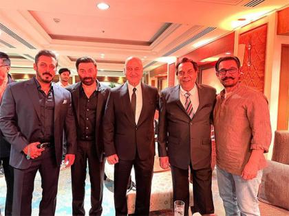 Salman, Aamir, Sunny Deol, Anupam Kher pose with legend Dharmendra, fans call it a "priceless picture" | Salman, Aamir, Sunny Deol, Anupam Kher pose with legend Dharmendra, fans call it a "priceless picture"