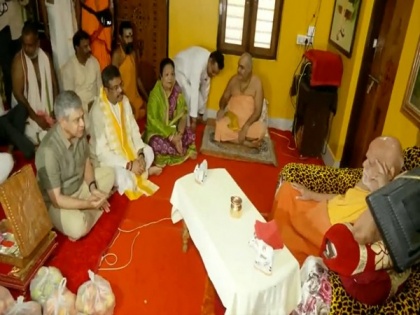 Union Ministers Ashwini Vaishnaw, Dharmendra Pradhan meet Puri Shankaracharya as Jagannath Rath Yatra begins | Union Ministers Ashwini Vaishnaw, Dharmendra Pradhan meet Puri Shankaracharya as Jagannath Rath Yatra begins