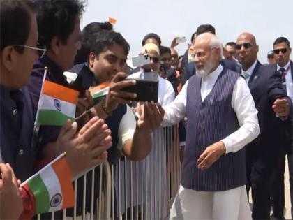 US: PM Modi receives grand reception on arrival at airport | US: PM Modi receives grand reception on arrival at airport