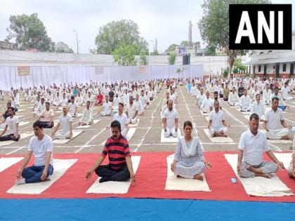 MP: Indore Central Jail inmates perform yoga with MP Shankar Lalwani on International Yoga Day | MP: Indore Central Jail inmates perform yoga with MP Shankar Lalwani on International Yoga Day