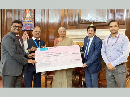 Bank of Maharashtra presents dividend cheque of Rs 795.94 crore to Finance Minister Nirmala Sitharaman | Bank of Maharashtra presents dividend cheque of Rs 795.94 crore to Finance Minister Nirmala Sitharaman