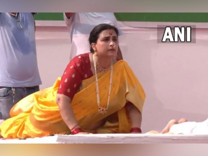 Mumbai: BJP's Chitra Wag performs yoga donning Marathi 'Nauwari Saree' | Mumbai: BJP's Chitra Wag performs yoga donning Marathi 'Nauwari Saree'