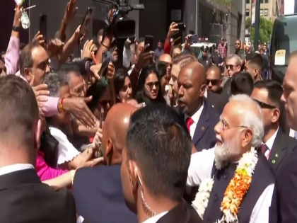 PM Modi meets people outside hotel in New York | PM Modi meets people outside hotel in New York