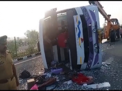 30 people injured after bus overturns in UP's Itawah | 30 people injured after bus overturns in UP's Itawah