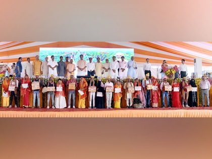 Gorakhpur: 1,500 couples tie knot at mass marriage ceremony organised by UP Govt | Gorakhpur: 1,500 couples tie knot at mass marriage ceremony organised by UP Govt