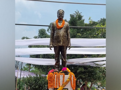 Himachal Deputy CM Mukesh Agnihotri unveils statue of Virbhadra Singh in Sainj | Himachal Deputy CM Mukesh Agnihotri unveils statue of Virbhadra Singh in Sainj