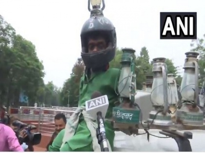 Ahead of Opposition meeting, RJD workers flaunt party symbol 'lantern' on streets of Patna | Ahead of Opposition meeting, RJD workers flaunt party symbol 'lantern' on streets of Patna