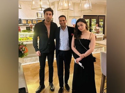 Ranbir Kapoor, Alia Bhatt twin in black outfits as they pose with a fan in Dubai | Ranbir Kapoor, Alia Bhatt twin in black outfits as they pose with a fan in Dubai