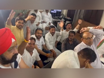 MP: Congress workers stage protest at police station to register FIR over 'wanted corruption Nath' poster row in Bhopal | MP: Congress workers stage protest at police station to register FIR over 'wanted corruption Nath' poster row in Bhopal
