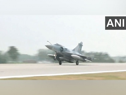 IAF emergency exercise of fighter jets, transport aircraft held on Purvanchal expressway airstrip | IAF emergency exercise of fighter jets, transport aircraft held on Purvanchal expressway airstrip