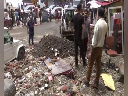 Himachal Pradesh: Heavy rainfall lashes Shimla city; debris and stones damage vehicles parked on roadsides | Himachal Pradesh: Heavy rainfall lashes Shimla city; debris and stones damage vehicles parked on roadsides Himachal Pradesh: Heavy rainfall lashes Shimla city; debris and stones damage vehicles parked on roadsides | Himachal Pradesh: Heavy rainfall lashes Shimla city; debris and stones damage vehicles parked on roadsides
