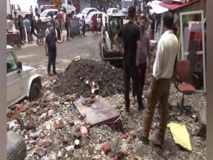 Himachal Pradesh: Heavy rainfall lashes Shimla city; debris and stones damage vehicles parked on roadsides | Himachal Pradesh: Heavy rainfall lashes Shimla city; debris and stones damage vehicles parked on roadsides