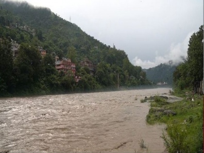 Several vehicles washed away due to flash flood in Himachal Pradesh's Mandi | Several vehicles washed away due to flash flood in Himachal Pradesh's Mandi