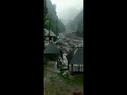 Himachal: Flash flood hits Bagipul area of Mandi, over 200 people including tourists stranded | Himachal: Flash flood hits Bagipul area of Mandi, over 200 people including tourists stranded