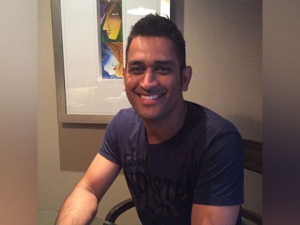 Check out how Dhoni reacted after air hostess served him chocolates with a note | Check out how Dhoni reacted after air hostess served him chocolates with a note