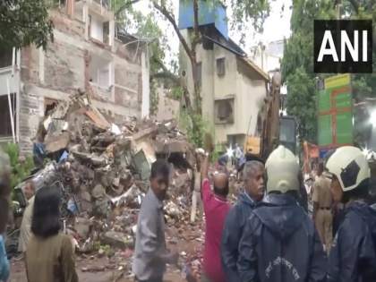 Mumbai: 2 trapped inside partially collapsed building in Ghatkopar die, bodies recovered | Mumbai: 2 trapped inside partially collapsed building in Ghatkopar die, bodies recovered