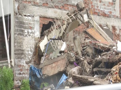 4 injured after portion of building collapses in Mumbai's Ghatkopar area | 4 injured after portion of building collapses in Mumbai's Ghatkopar area