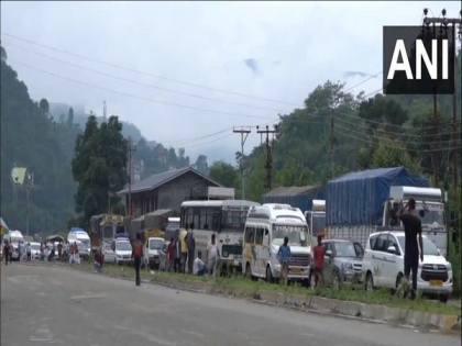 Flash floods, landslides in Himachal's Mandi: Traffic block stretch for miles, commuters stranded for hours | Flash floods, landslides in Himachal's Mandi: Traffic block stretch for miles, commuters stranded for hours