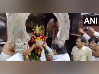 Maharashtra: Telangana CM KCR offers prayers at Shri Vitthal Rukmini Temple in Solapur | Maharashtra: Telangana CM KCR offers prayers at Shri Vitthal Rukmini Temple in Solapur