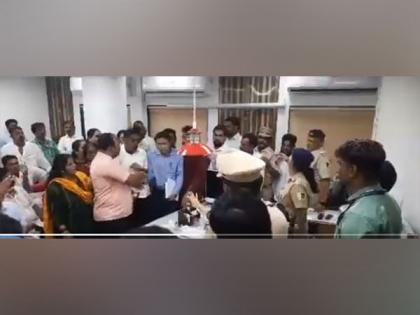 Shiv Sena (UBT) leader Anil Parab booked, 4 held for assaulting Mumbai civic official | Shiv Sena (UBT) leader Anil Parab booked, 4 held for assaulting Mumbai civic official