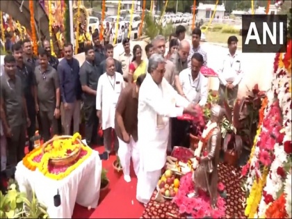 Karnataka CM Siddaramaiah pays tribute to Bengaluru founder Kempegowda on his birth anniversary | Karnataka CM Siddaramaiah pays tribute to Bengaluru founder Kempegowda on his birth anniversary