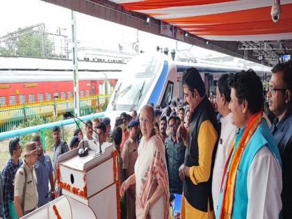 MP: Newly launched Bhopal-Indore Vande Bharat express receives warm welcome in Indore | MP: Newly launched Bhopal-Indore Vande Bharat express receives warm welcome in Indore MP: Newly launched Bhopal-Indore Vande Bharat express receives warm welcome in Indore | MP: Newly launched Bhopal-Indore Vande Bharat express receives warm welcome in Indore