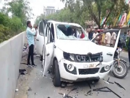 Delhi: Books torched, car damaged as two groups engage in a scuffle | Delhi: Books torched, car damaged as two groups engage in a scuffle