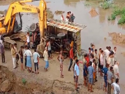 5 dead, many injured after mini truck falls into river in MP's Datia | 5 dead, many injured after mini truck falls into river in MP's Datia
