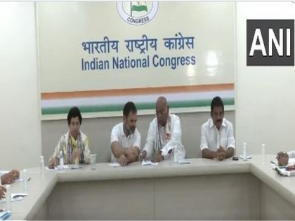 Delhi: Chhattisgarh Congress leaders hold meeting with senior party leaders, Kharge raises 'Garhbo Nava Chhattisgarh' slogan | Delhi: Chhattisgarh Congress leaders hold meeting with senior party leaders, Kharge raises 'Garhbo Nava Chhattisgarh' slogan