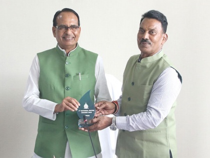 MP: Water Resources Minister Tulsiram Silawat hands over National Water Award to CM Chouhan | MP: Water Resources Minister Tulsiram Silawat hands over National Water Award to CM Chouhan