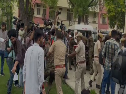 Police lathi-charge students protesting outside Rajasthan University | Police lathi-charge students protesting outside Rajasthan University
