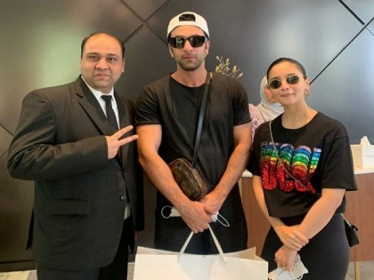 Alia Bhatt, Ranbir Kapoor goes for shopping in Dubai, pose with fan | Alia Bhatt, Ranbir Kapoor goes for shopping in Dubai, pose with fan