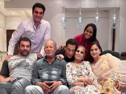 Salman Khan wishes fans Eid mubarak, shares family picture | Salman Khan wishes fans Eid mubarak, shares family picture