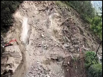 Uttarakhand: Landslide in Chamoli blocks Badrinath National Highway | Uttarakhand: Landslide in Chamoli blocks Badrinath National Highway