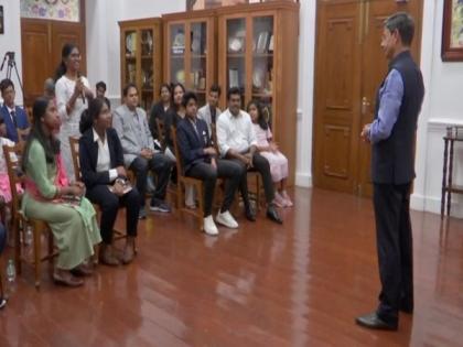 TN Governor Ravi interacts with student achievers in Chennai | TN Governor Ravi interacts with student achievers in Chennai