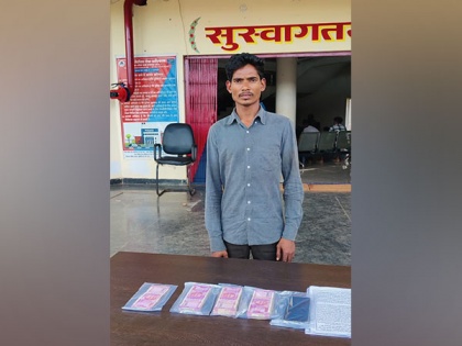Chhattisgarh: Naxal associate arrested while trying to deposit Rs 6.2 lakh cash in Rs 2000 notes | Chhattisgarh: Naxal associate arrested while trying to deposit Rs 6.2 lakh cash in Rs 2000 notes