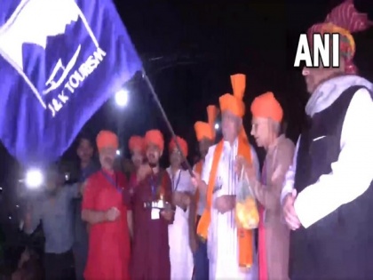 J-K: LG Manoj Sinha flags off the first batch of Amarnath Yatra pilgrims | J-K: LG Manoj Sinha flags off the first batch of Amarnath Yatra pilgrims