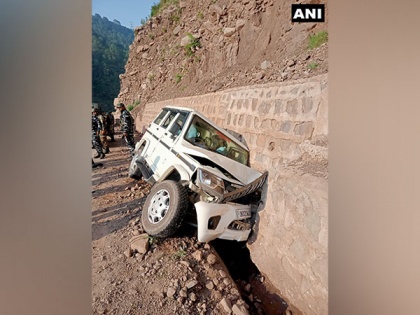 J-K: Amarnath Yatra security convoy vehicle meets with accident, 4 policemen injured | J-K: Amarnath Yatra security convoy vehicle meets with accident, 4 policemen injured