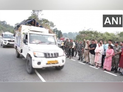 First batch of Amarnath pilgrims received by Udhampur's district administration | First batch of Amarnath pilgrims received by Udhampur's district administration