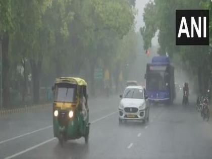 Rain lashes parts of Delhi-NCR | Rain lashes parts of Delhi-NCR