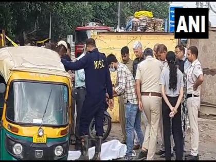 Delhi: Driver dies after autorickshaw falls into pothole | Delhi: Driver dies after autorickshaw falls into pothole